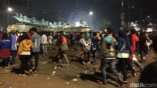 Perayaan Tahun Baru Selesai, Sampah Berserakan di Sekitar Monas