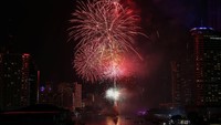 Pesta kembang api di Sungai Chao Phraya, Thailand. Athit Perawongmetha/Reuters.