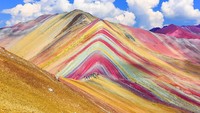 Vinicunca merupakan sebutan masyarakat Peru kepada salah satu puncak dari Pegunungan Ausangate di Cusco, kota bagian tenggara Peru. Artinya ya itu, Pegunungan Pelangi (Thinkstock)