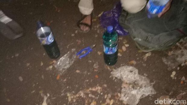 Tas ransel terduga pelaku pelemparan bom Molotov di Mapolsek Bontoala.