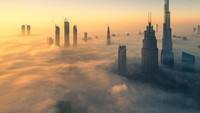 Fazza paling gemar memotret keindahan tanah kelahirannya, Dubai. Inilah Dubai dari ketinggian saat tertutup kabut yang dipotretnya (Instagram/faz3)