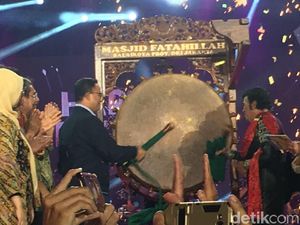 Tahun Baru 2018, Anies Pukul Beduk di Monas