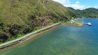 Keren banget. Selain mulus, ruas jalan yang berada di Kampung Warkwandi ini dibangun di antara bukit dan tepi laut. Pool/BP Jalan Nasional XVII Papua Barat.