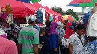 Para pedagang menjajakan berbagai produk seperti hijab, daster, celana, blouse, hingga sepatu karet, dengan harga yang murah meriah. Mulai dari harga Rp 35.000 untuk blouse, sampai sepatu karet dengan harga Rp. 40.000 dijajarkan rapi oleh para pedagang PKL Tanah Abang.