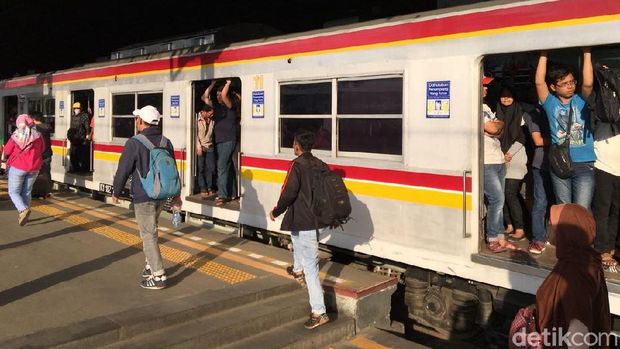 Libur Tahun Baru, Penumpang di Stasiun Bogor Membeludak