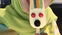 Aduh lucunya es krim yang dipegang istri Engku Emran ini. Atasnya diberi hiasan permen jelly dan permen cokelat hingga berbentuk karakter kartun lucu.Foto: Instagram laudyacynthiabella