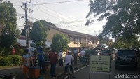 Foto: Kapolsek melihat ada orang tiba-tiba muncul, orang tak dikenal, langsung melempar benda diduga bom molotov sebanyak tiga kali dan pelaku melarikan diri melalui area di belakang polsek, jelas Dicky. (Reinhard-detikcom)
