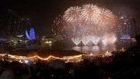 Pesta kembang api juga digelar di Marina Bay, Singapura. Edgar Su/Reuters.