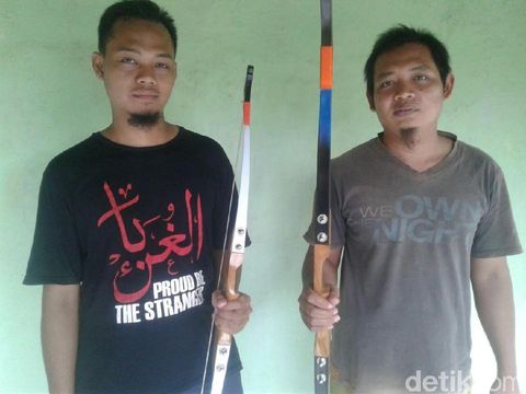 Perajin busur panah di Ponorogo/