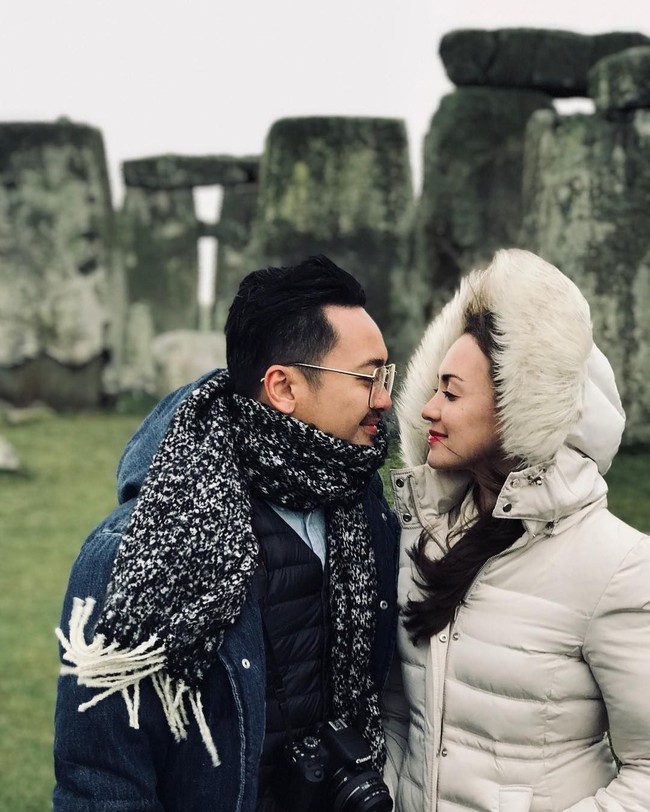 Rianti Cartwright bersama suaminya Cas Alfonso juga berpose mesra mengenakan pakaian musim dingin saat berkunjung ke Stonehenge, Inggris. Foto: Instagram