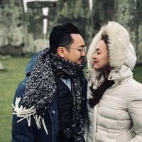 Rianti Cartwright bersama suaminya Cas Alfonso juga berpose mesra mengenakan pakaian musim dingin saat berkunjung ke Stonehenge, Inggris. Foto: Instagram