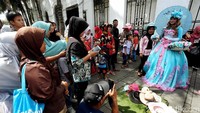 Sejumlah anggota komunitas patung hidup tampak menggunakan kostum seperti Gatotkaca, Nona Belanda, hingga pejuang perang kemerdekaan.