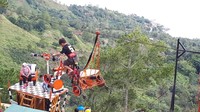 Ada juga wisata yang menantang adrenalin, yaitu naik becak sepeda roda empat di atas kabel yang membentang di atas perbukitan. Berani coba? (Chaidir/detikTravel)