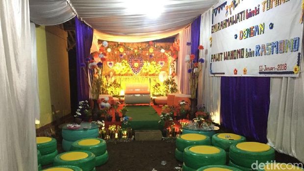 Bangku dan pelaminan pun dari limbah barang bekas.