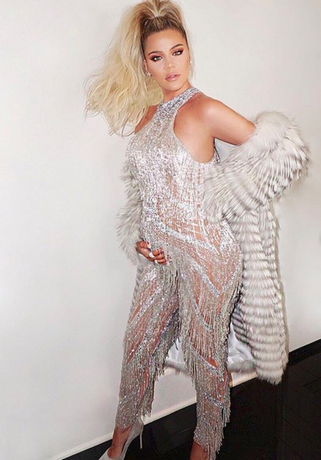 Selama menyusui anaknya True Thompson, wanita 34 tahun ini banyak mengonsumsi protein, buah-buahan, sayuran, serta mengurangi karbohidrat. Khloe makan hingga tujuh kali sehari tapi asupan kalori tetap ia perhatikan. Foto: (instagram Khloe Kardashian)