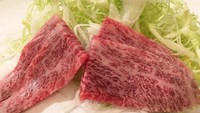 Lagi-lagi terlihat wanita cantik ini sedang mencicip daging. Kali ini ia menikmati Gyu Sashi atau beef sashimi yang populer.Foto: Instagram laudyacynthiabella