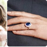 8. Penampilan Kate Middleton berubah jadi lebih anggun dan berwibawa setelah tampil di publik mengumumkan pertunangan mereka. Kala itu dia tampil cantik berbalut gaun cobalt blue yang sewarna dengan cincin tunangan bertatahkan batu safir biru. Foto: Dok. Mario Testino