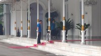 Foto: Dengan langkah imut, Jan menapaki empat anak tangga yang dilapisi karpet merah. Kemudian, Jokowi menuntun Jan kembali ke arah Gedung Agung, persis lewat depan. Di situ ada karpet merah yang tergelar, biasa digunakan sebagai jalan resmi menuju bagian dalam. Fotogrefer: Danu Damarjati/detikcom