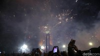 Tanpa jeda, bunga-bunga api itu menerangi langit bundaran Hotel Indonesia.