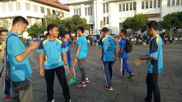 Warga membawa alat-alat kebersihan mulai dari sapu hingga pengki.