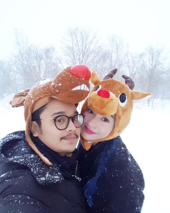 Lagi-lagi Jepang menjadi pilihan selebriti untuk menikmati liburannya. Sambil menikmati salju, Derby Romero dan istrinya, Claudia Adinda tampil manis dengan topi animal hat. Foto: Instagram
