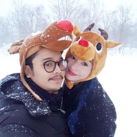 Lagi-lagi Jepang menjadi pilihan selebriti untuk menikmati liburannya. Sambil menikmati salju, Derby Romero dan istrinya, Claudia Adinda tampil manis dengan topi animal hat. Foto: Instagram