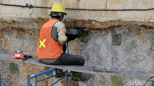 Sejumlah pekerja melakukan pembangunan underpass Mampang, Jakarta. Meski libur tahun baru pihak kontraktor terus mengejar target penyelesain proyek underpass ini.