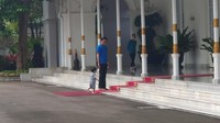 Foto: Jan kemudian menuju titik pojok dekat patung gupala/dwarapala. Jokowi selalu mengawasi Jan, sesekali menuntunnya supaya tidak terjatuh. Fotografer: Danu Damarjati/detikcom