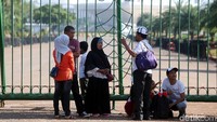 Terlihat antusiasme warga penuhi kawasan Silang Monas, Jakarta Pusat, Senin (01/01/2018), untuk berlibur meski belum dibuka.