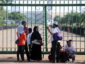 Belum Dibuka, Warga Sudah Penuhi Kawasan Monas