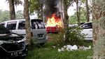Penampakan Mobil yang Mendadak Terbakar di Parkiran Merapi Park