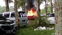 Foto: Kebakaran mobil itu pun menjadi perhatian warga dan pengunjung. Mereka memadati lokasi untuk melihat mobil tersebut. (Dok Wasita/pengunjung)