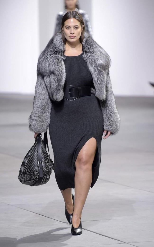 Ashley Graham jadi model bertubuh plus-size pertama yang tampil di New York Fashion Week untuk koleksi Fall/Winter 2017 Michael Kors. Foto: Twitter