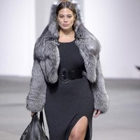 Ashley Graham jadi model bertubuh plus-size pertama yang tampil di New York Fashion Week untuk koleksi Fall/Winter 2017 Michael Kors. Foto: Twitter