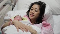 Foto: Tampak juga Siti Rubi Aliya Radjasa memeluk bayinya. (Dok instagram Ani Yudhoyono)