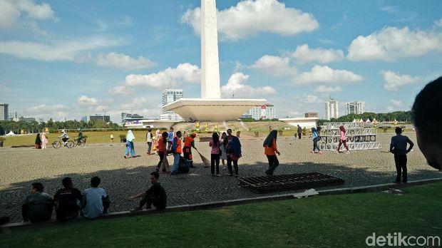 Usai Perayaan Tahun Baru, Baberapa Titik di Monas Bau Pesing