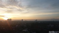Matahari tampak mulai terbit sekitar pukul 05.40 WIB.