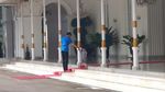 Potret Jokowi Tuntun Cucu Tapaki Karpet Merah di Gedung Agung