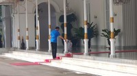 Foto: Terakhir, dia disambangi oleh bapaknya, Gibran. Jokowi, anak, dan cucunya kemudian berjalan kembali ke arah selatan teras, barangkali masih ingin menikmati mentari Yogyakarta.Fotografer: Danu Damarjati/detikcom