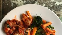 Eva juga pernah membuatkan ibunya makanan lengkap ini. Mengandung bahan makanan tinggi protein, sayuran hijau dan makanan fermentasi.Foto: Instagram sophia_latjuba88