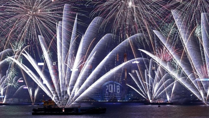 Fireworks explode over Victoria Harbour and Hong Kong Convention and Exhibition Centre during a pyrotechnic show to celebrate the New Year in Hong Kong, China January 1, 2018. REUTERS/Tyrone Siu     TPX IMAGES OF THE DAY