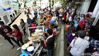 Berbagai dagangan terutama makanan ludes dibeli pengunjung.