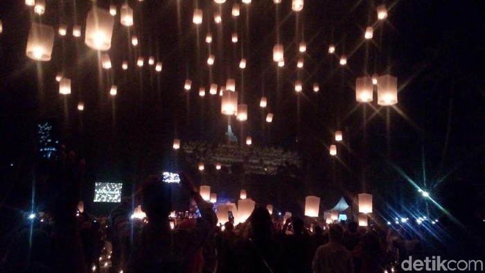Bawa Pesan Damai, Ribuan Lampion Diterbangkan di Candi Borobudur