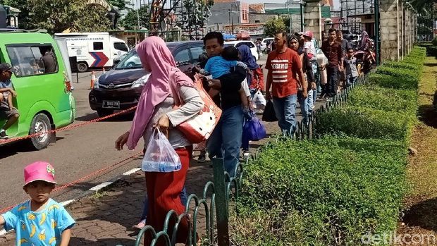 Pengunjung Mulai Padati Kebun Binatang Ragunan, Lalin Padat