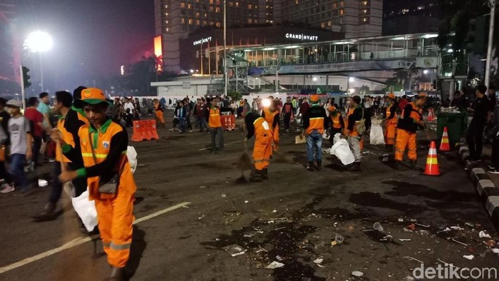 Sampah Tahun Baruan di Bundaran HI