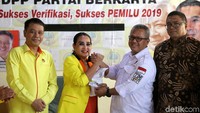 Ketua KPU Arief Budiman didampingi anggota Bawaslu Fritz Edward Siregar menyerahkan berkas verifikasi faktual kepada Ketua Umum Partai Berkarya, Neneng Anjarwati Tutty dan Sekretaris Jenderal Partai Berkarya Badaruddin Andi Picunang di DPP Partai Berkarya, Jakarta, Senin (1/1/2017).