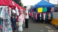 Para PKL di depan stasiun Tanah Abang baru mulai mempersiapkan lapak dagangannya sekitar pukul 09.40.