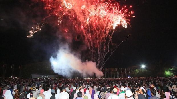 Warga menikmati suguhan kembang api
