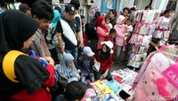 Keramaian pengunjung yang berlibur ke Kota Tua Fatahillah, Jakarta, membawa berkah bagi para pedagang, Senin (01/01/2018).