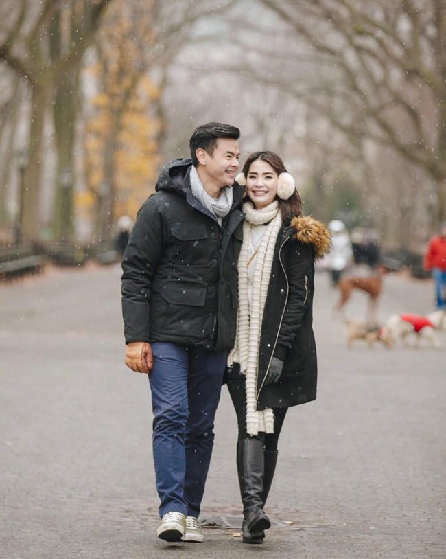 New York jadi pilihan Dion Wiyoko dan Fiona Anthony merayakan natal dan tahun baru. Fiona yang mengenakan coat dan high knee boots hitam ini pun tampil manis berjalan sambil merangkul sang suami.  Foto: Instagram
